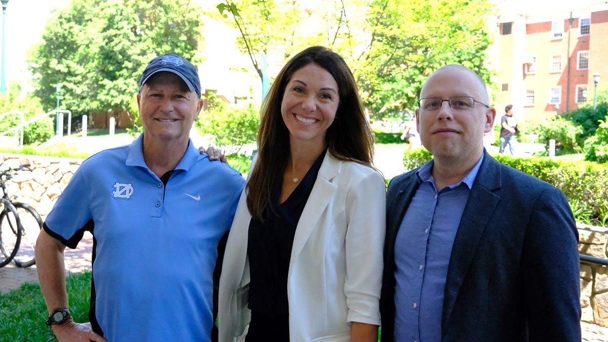 杰夫。格林, Erianne Weight and Anson Dorrance stand shoulder to shoulder.